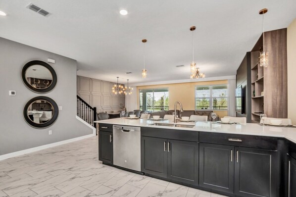 Microondas, horno, parrilla de estufa y lavavajillas