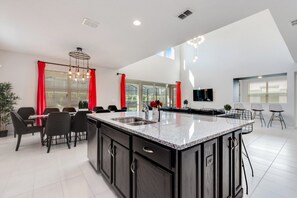 7 habitaciones y espacio para trabajar con laptop 