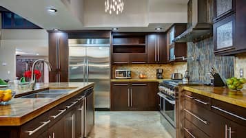 สตูดิโอ (Multiple Bedrooms) | ครัวส่วนตัว | ตู้เย็น, ไมโครเวฟ, เตาอบ, เครื่องชงกาแฟ/ชา