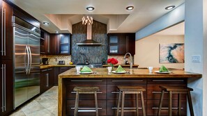 Studio (Multiple Bedrooms) | Bếp riêng | Tủ lạnh, lò vi sóng, lò nướng, dụng cụ pha cà phê/trà