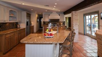 House (6 Bedrooms) | Private kitchen | Fridge, microwave, oven, stovetop