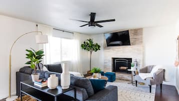 Studio (4 Bedrooms) | Living area