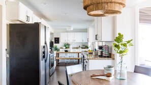 Στούντιο (4 Bedrooms) | Ιδιωτική κουζίνα | Ψυγείο, φούρνος μικροκυμάτων, φούρνος, μαγειρικές εστίες