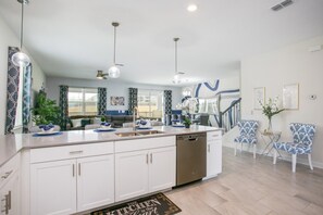 Mikrobølgeovn, ovn, kokeplater og oppvaskmaskin