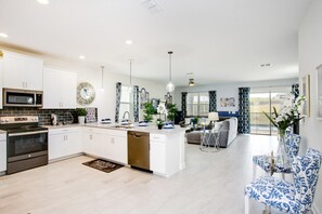 Mikrobølgeovn, ovn, kokeplater og oppvaskmaskin