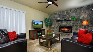 Casa familiar (5 Bedrooms) | Sala de estar | Televisión de 50 pulgadas con canales por cable y futbolito