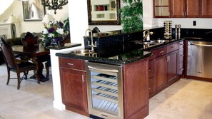 Maison (5 Bedrooms) | Cuisine privée | Réfrigérateur, four à micro-ondes, un four, surface de cuisson