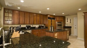 独立别墅 (5 Bedrooms) | 私人厨房 | 冰箱、微波炉、烤箱、炉灶