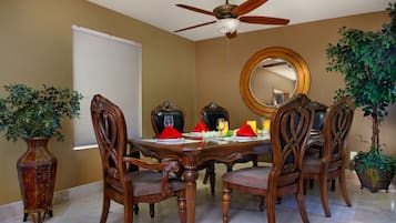 House (5 Bedrooms) | Dining room