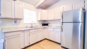 Studio (6 Bedrooms) | Cuisine privée | Réfrigérateur, micro-ondes, four, distributeur de glaçons