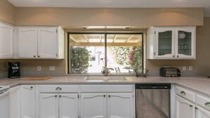 Studio (6 Bedrooms) | Private kitchen