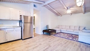 Studio (6 Bedrooms) | Ruang tamu | 50 inci televisyen dengan kabel 