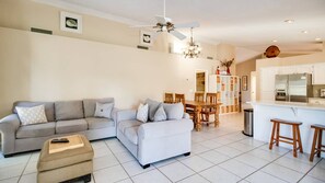 스튜디오 (6 Bedrooms) | 거실 공간 | 케이블 채널 시청이 가능한 50인치 TV