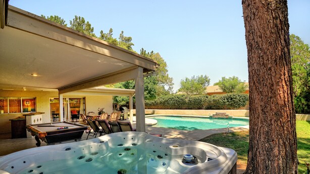 A backyard with a hot tub, pool, and covered patio area. - Just Listed! Kierland Home w Htd Pool and Hot tub (Scottsdale)