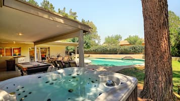 Bồn tắm spa ngoài trời