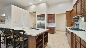 Talo (Multiple Bedrooms) | Yksityinen keittiö | Jääkaappi, mikroaaltouuni, uuni, liesi