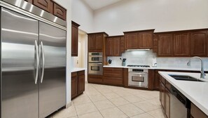 Casa (Multiple Bedrooms) | Cocina privada | Frigorífico, microondas, horno y placa de cocina