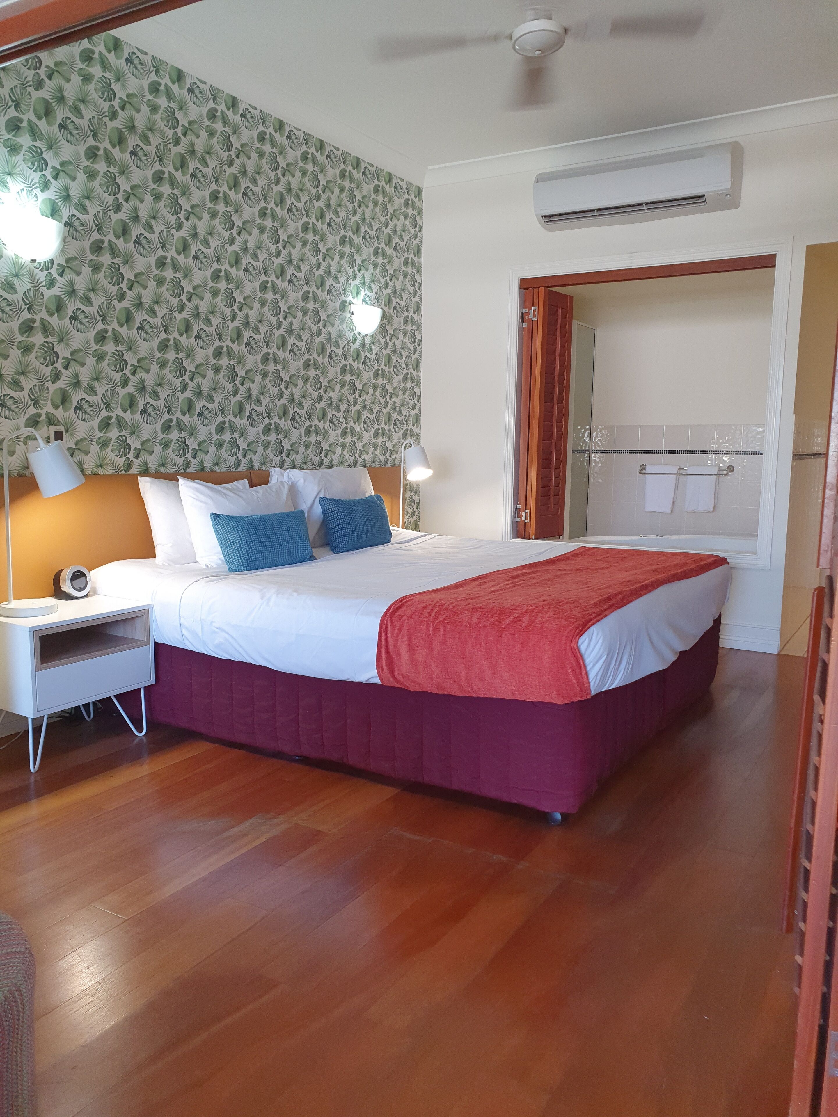 Hip-Nautic - Great for couples in the hub of town