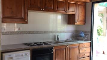 Fridge, oven, stovetop, electric kettle