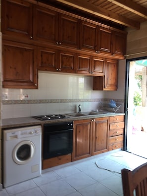 Fridge, oven, stovetop, electric kettle