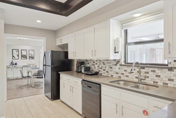 Refrigerador, microondas, horno y parrilla de estufa