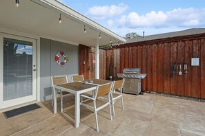 Outdoor dining - Best of Allen at Fountain Park – 5-BD/2-BA w/ Pool (Allen)