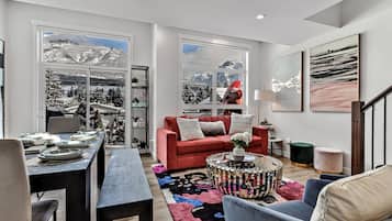 Televisión, chimenea, consola de videojuegos y Netflix