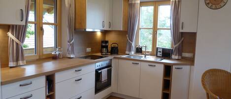 冷蔵庫、電子レンジ、オーブン、コンロ