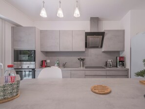 Kühlschrank, Mikrowelle, Ofen, Geschirrspüler