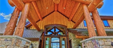 House, 5 Bedrooms | Exterior