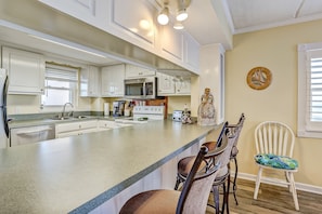 Condo, 2 Bedrooms | Private kitchen | Fridge, oven, coffee/tea maker