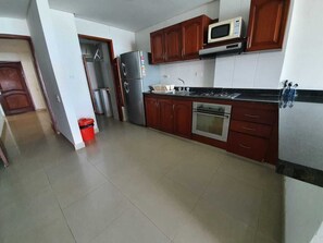 Kjøleskap, mikrobølgeovn, ovn og spisebord