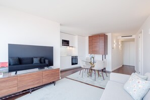 TV - Boutique Rentals- Bliss by The Sea (Porto)