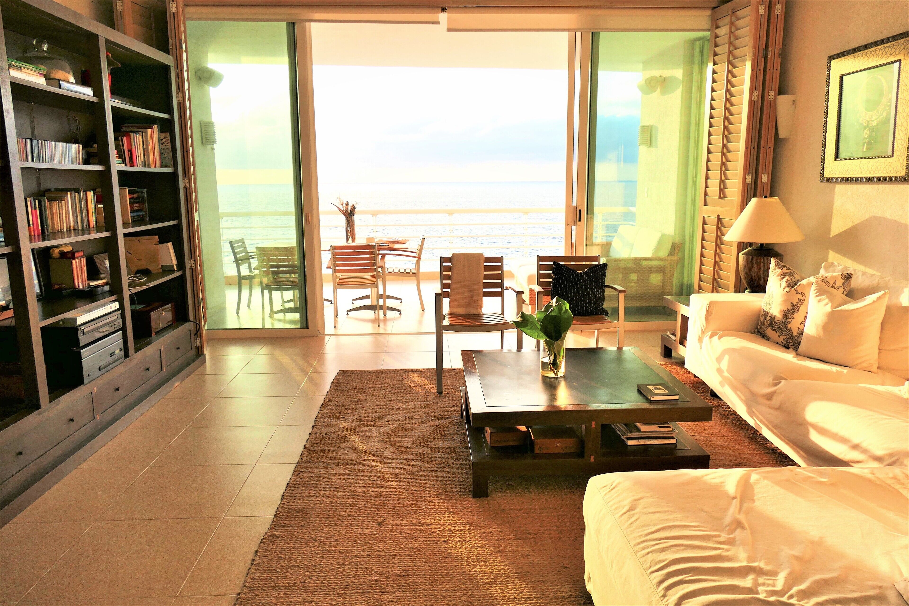 3 makuuhuonetta, tallelokero huoneessa, työpöytä, silitysrauta/-lauta