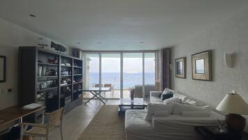 Smart-TV, DVD-Player, Bücher, Musikbibliothek