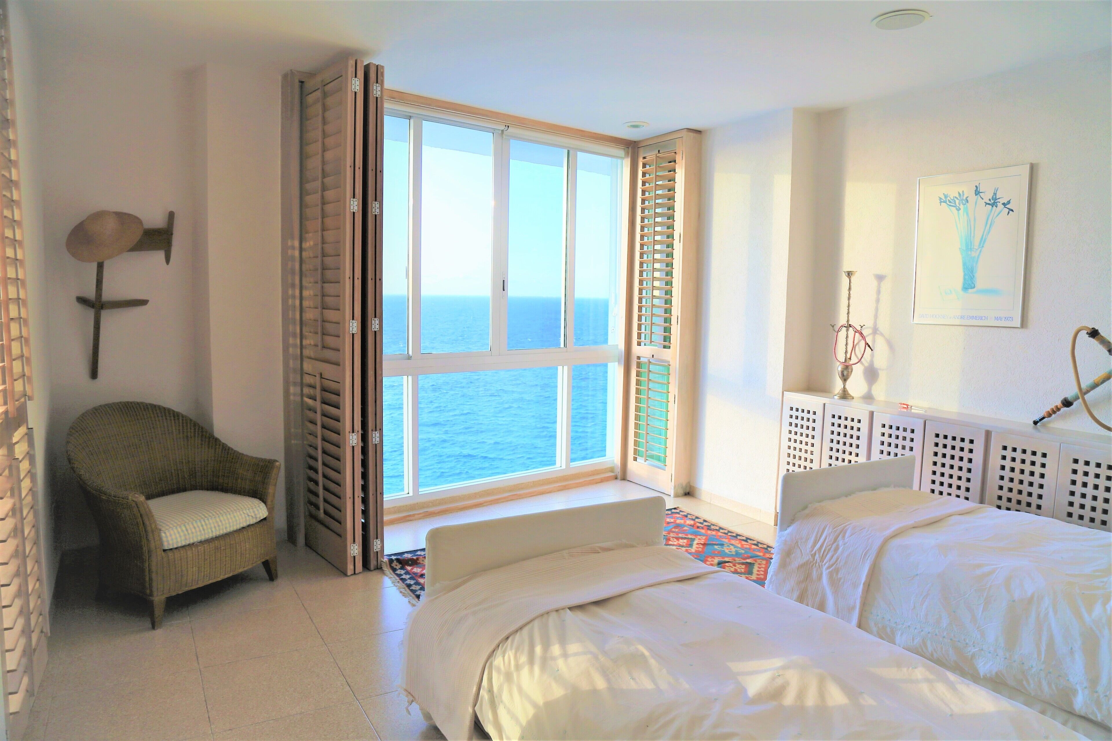 3 間睡房、房內夾萬、書桌、熨斗/熨衫板