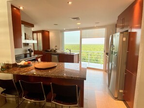 Frigorífico, microondas, horno y placa de cocina