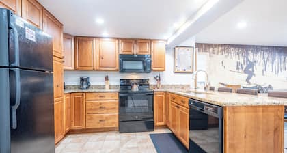 Ski-in/Out 3 Bedroom/3 Bath Center Village. Ski to your deck!!! Free WiFi