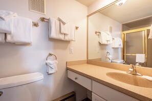 Combined shower/tub, hair dryer, towels