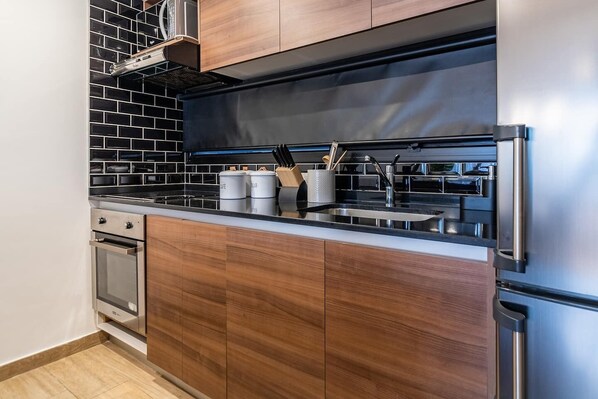 Refrigerador, microondas, horno, placa de cocina