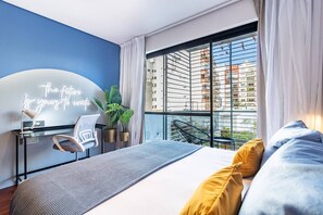 Escritorio, tabla de planchar con plancha, wifi gratis y ropa de cama 