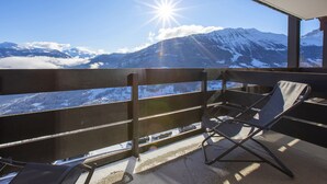 A balcony with a view of snow-covered mountains and a clear sky. - Vacancéole - Résidence La Duit (Esserts-Blay)