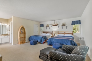 3 bedrooms, iron/ironing board, travel crib, free WiFi - Beautiful lake front sunset view, you can hear waves crashing against the bluff (Osage Beach)