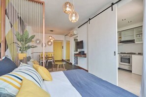 Tabla de planchar con plancha, wifi gratis y ropa de cama 