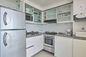 Refrigerador, microondas, horno, placa de cocina