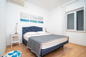 Huoneisto (Two-Bedroom Apartment with Terrace) | 2 makuuhuonetta, silitysrauta/-lauta, ilmaiset vauvansängyt