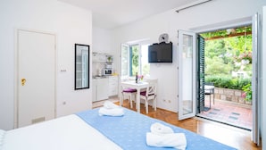 Studio (Studio Apartment with Terrace) | 2 soverom, strykejern/-brett og barnesenger (inkludert)