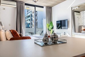 Escritorio, tabla de planchar con plancha, wifi gratis y ropa de cama 