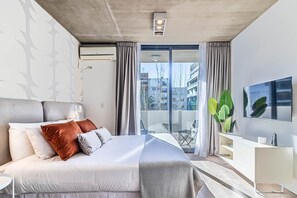 Bureau, fer et planche à repasser, accès au Wi-Fi (inclus)