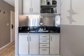 Refrigerador, microondas, horno, cafetera/tetera